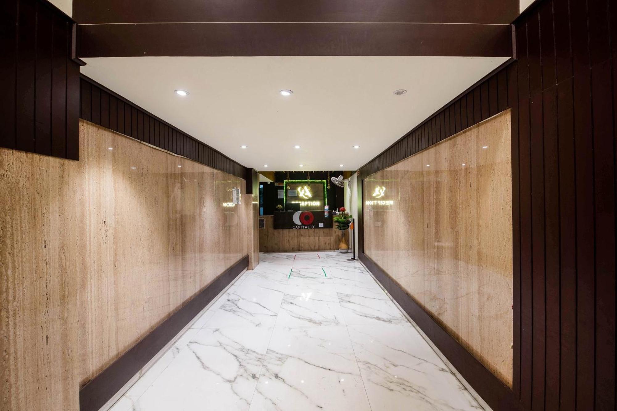 Capital O Alfa Hotell Vijayawāda Exteriör bild