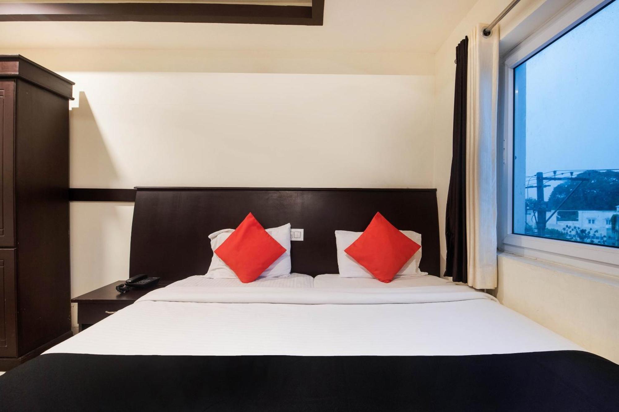 Capital O Alfa Hotell Vijayawāda Exteriör bild